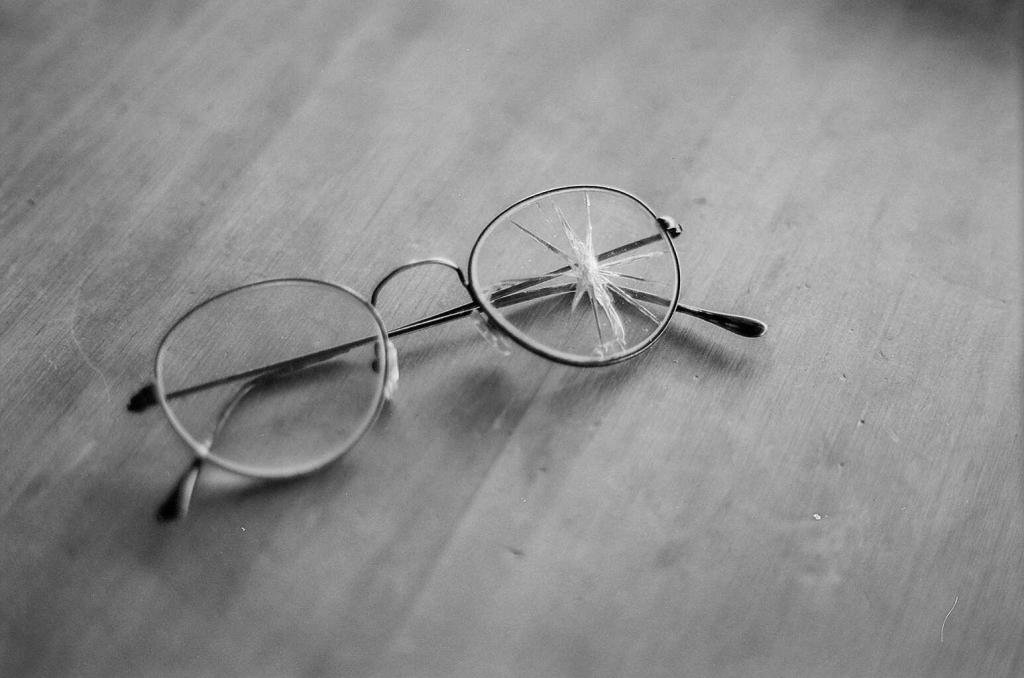 разбитые очки