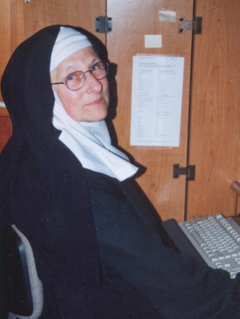 сидящая монахиня