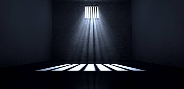 К чему снится тюрьма: толкования по 40 сонникам
