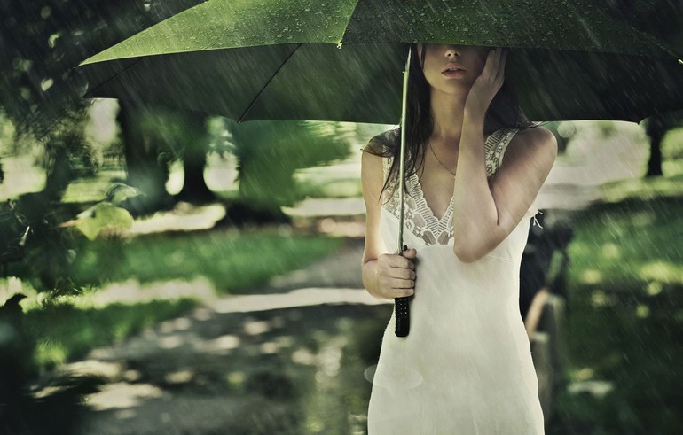 Гулять во сне с зонтом под дождем