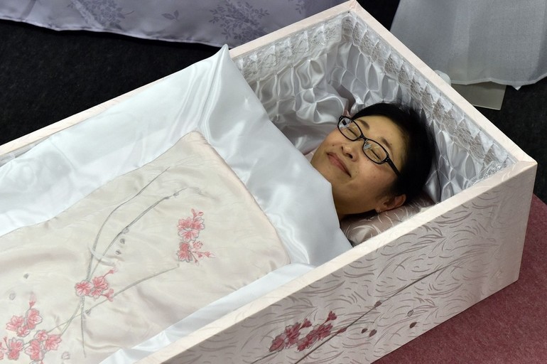 Спящий мертвец в гробу