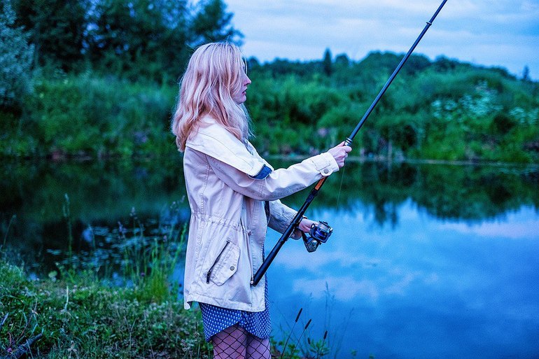 Женщина мечтает о рыбалке