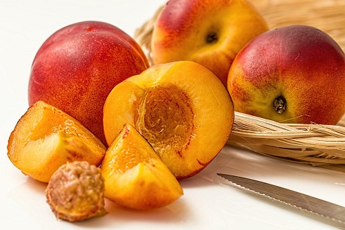 К чему снится видеть, кушать или собирать персики: толкование разных сонников
