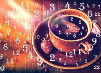 числа и чашка кофе