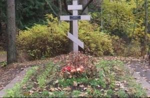 надгробие и крест