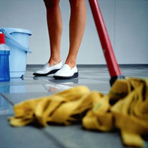 Вымыть полы в рабочей квартире