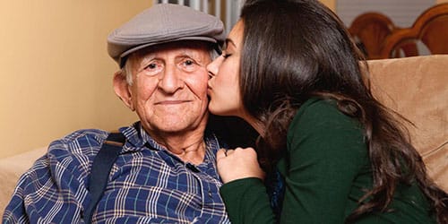 целует дедушку