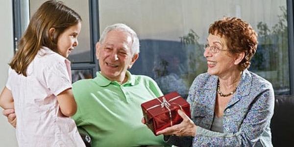 Приснился дедушка живой внучке. Бабушка дарит подарок внуку. Подарок бабушке и дедушке. Бабушка с внуками картинки.