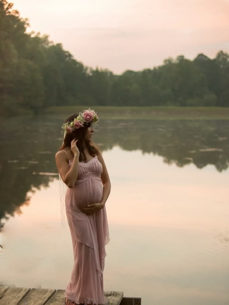 Беременная женщина и озеро