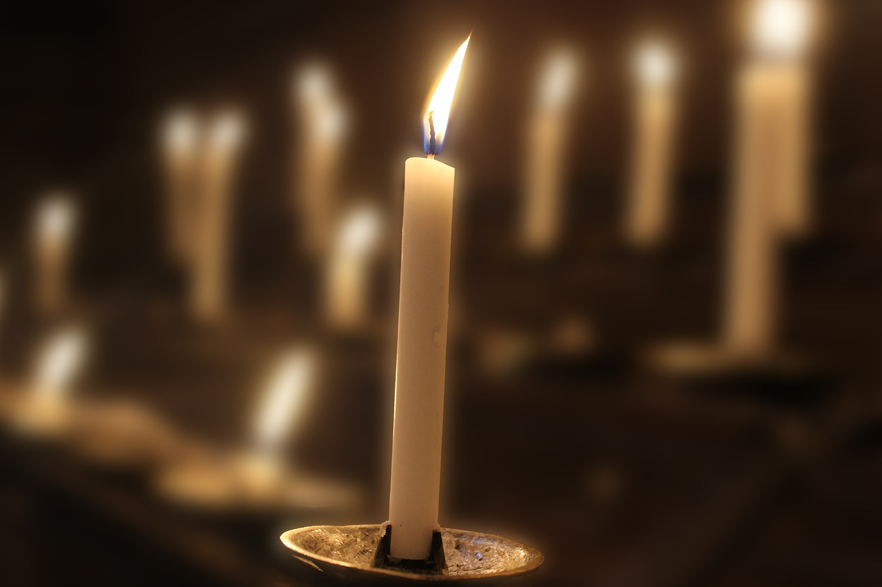 Зажигать во сне свечу - тайное значение символа и подробное толкование