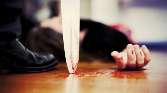 Мертвая девушка, кровь и нож