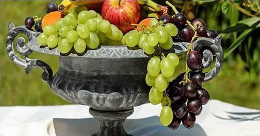 Антикварная ваза с фруктами