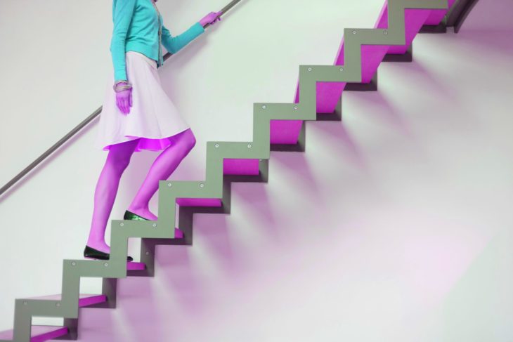 К чему снится подниматься, спускаться или бежать по лестнице: трактовка по соннику