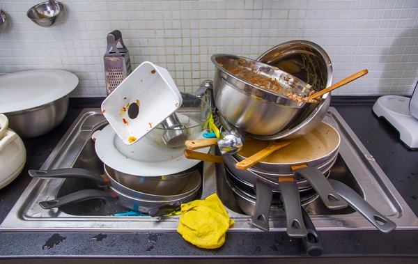 Мытье посуды во сне: к чему снится такой сон?