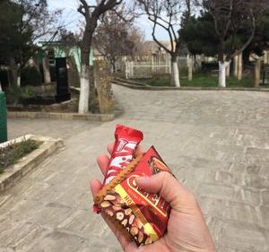 собирать конфеты на кладбище
